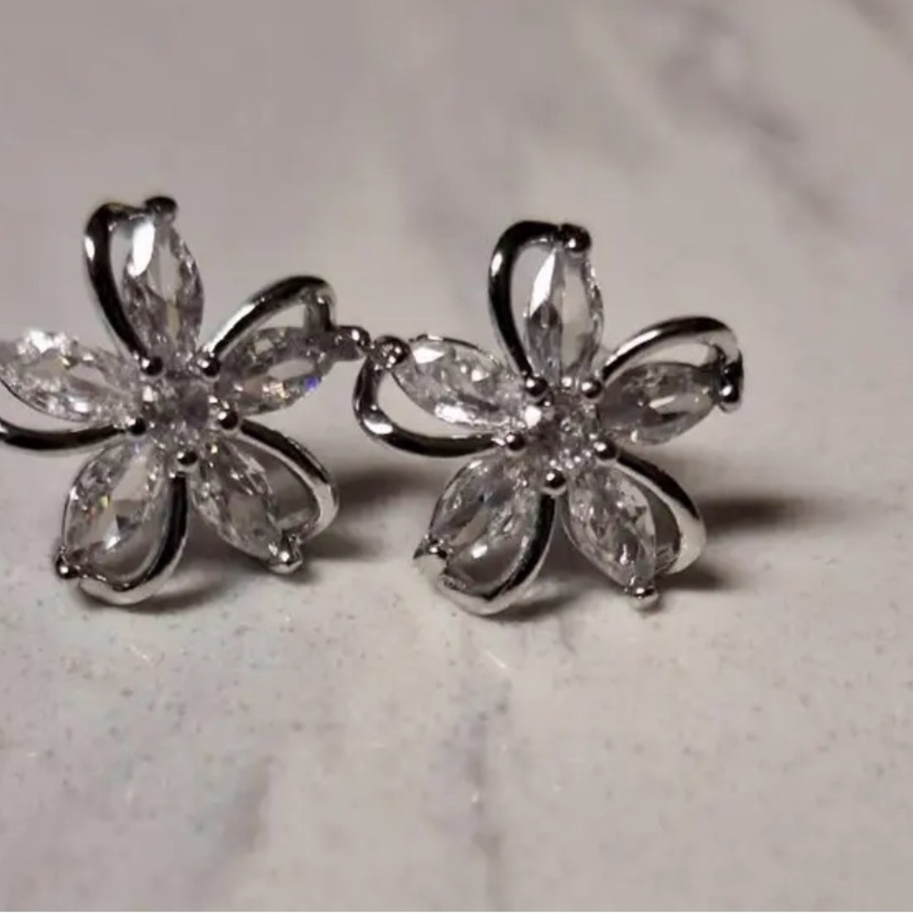 18k White Gold Plated CZ flower stud earrings. New. - Picture 10 of 13